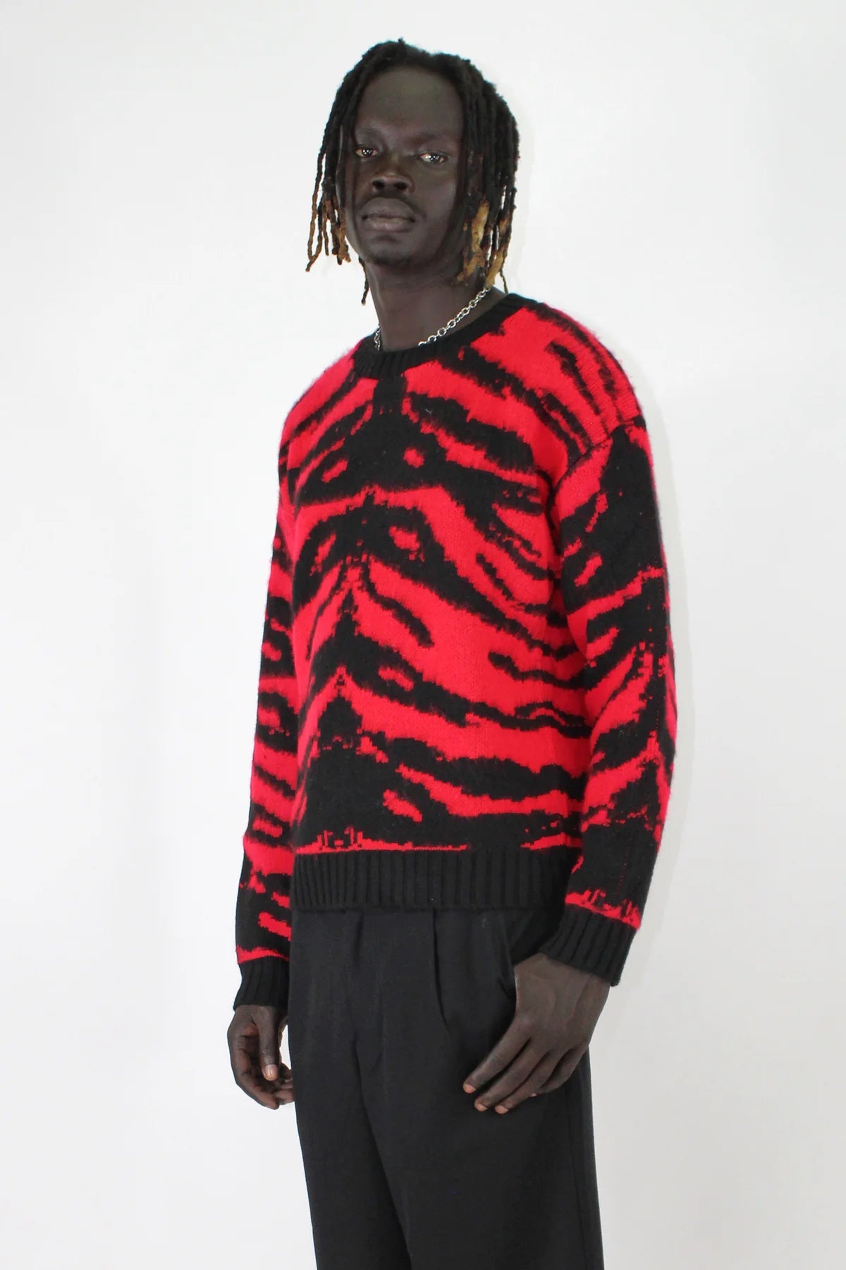 BLACK CIRCUS RED JAQUARED PULL